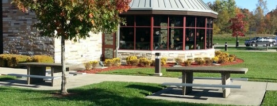 West Virginia Welcome Center is one of Locais curtidos por barbee.