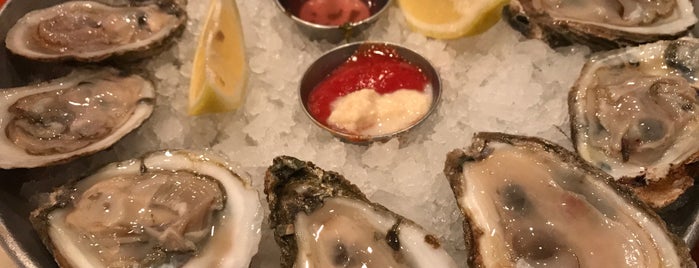 Pearlz Oyster Bar is one of Lugares favoritos de Amol.