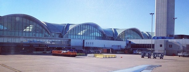 Aeropuerto Internacional Lambert (STL) is one of St. Louis.