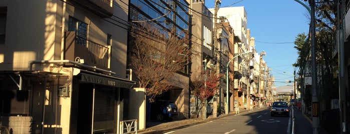 八幡坂 is one of 素晴らしいアウトドアイン東京都内.