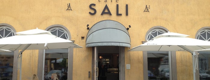 Café Sali is one of Lieux qui ont plu à Leo.