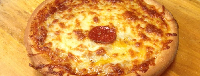 Teresa's Pizza is one of Lugares favoritos de Beth.