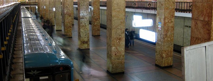 metro Komsomolskaya, line 1 is one of Московский транспорт.