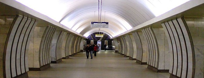 metro Savyolovskaya, line 9 is one of Серпуховско-Тимирязевская линия (9) - серая.