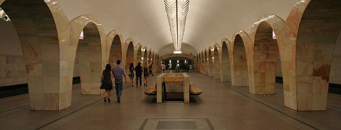 metro Kuznetsky Most is one of Orte, die Veronika gefallen.