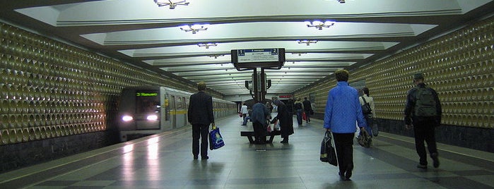 metro Maryino is one of Люблинско-Дмитровская линия (10) - салатовая.