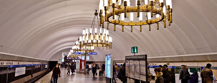 metro Chornaya Rechka is one of Tempat yang Disukai Hellen.