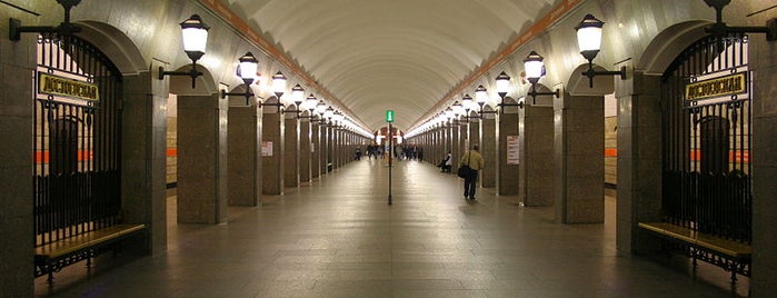 metro Dostoevskaya is one of Orte, die Alejandra gefallen.