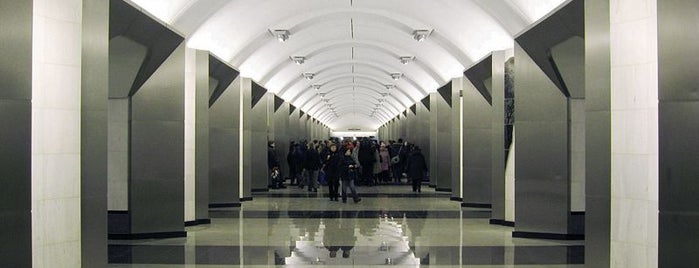 metro Sretensky Bulvar is one of Люблинско-Дмитровская линия (10) - салатовая.
