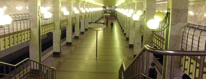 metro Bulvar Dmitriya Donskogo is one of Серпуховско-Тимирязевская линия (9) - серая.