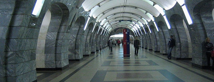 Метро Чкаловская is one of Люблинско-Дмитровская линия (10) - салатовая.