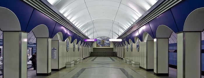 metro Komendantsky Prospekt is one of สถานที่ที่ Вероника ถูกใจ.