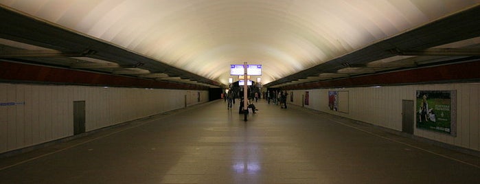 metro Pionerskaya is one of Список.