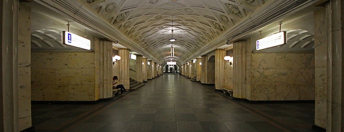 metro Teatralnaya is one of Lugares favoritos de Anastasia.
