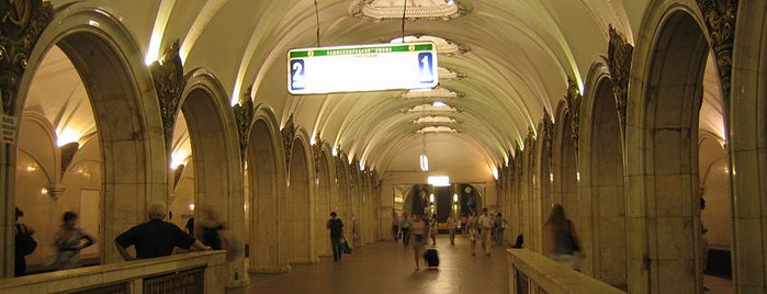 metro Paveletskaya, line 2 is one of Метро Москвы.