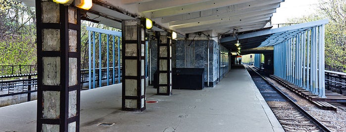 metro Filyovsky Park is one of Московское метро | Moscow subway.