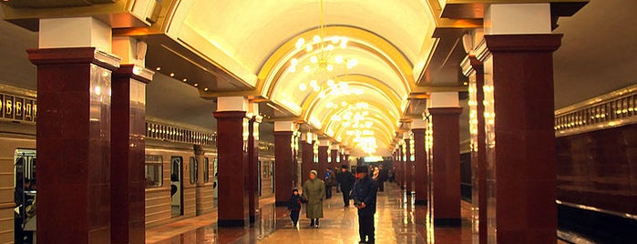 Станция метро «Проспект Победы» is one of Lugares favoritos de Taras.