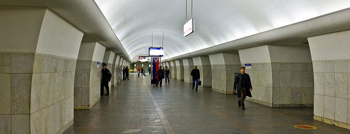 metro Oktyabrskaya, line 6 is one of Московское метро | Moscow subway.