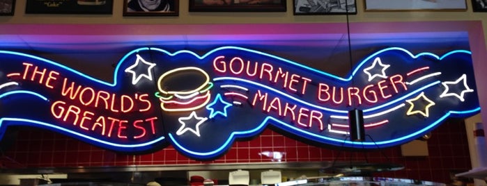 Red Robin Gourmet Burgers and Brews is one of Tempat yang Disukai Doug.