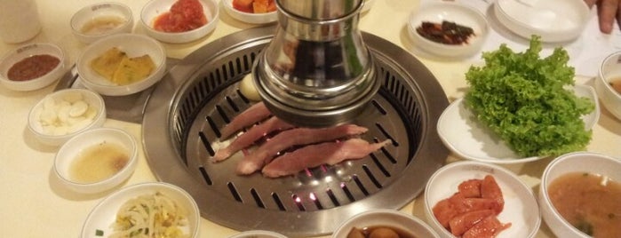 Daorae Korean BBQ Restaurant is one of สถานที่ที่ ÿt ถูกใจ.