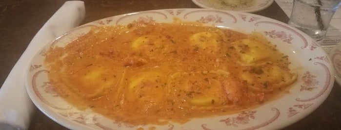 Maggiano's Little Italy is one of Suz : понравившиеся места.