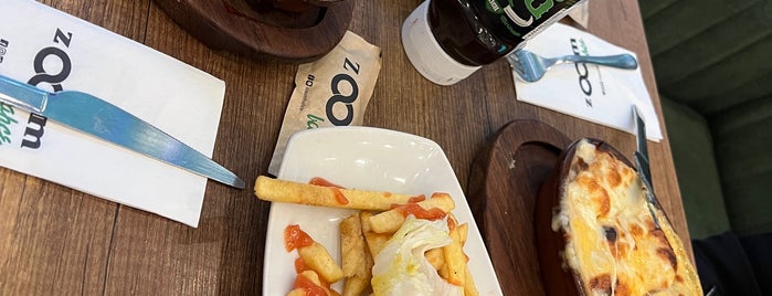 Zoom Cafe Restaurant is one of Mujdat'ın Beğendiği Mekanlar.