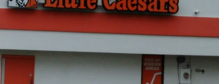 Little Caesars Pizza is one of สถานที่ที่ Andrea ถูกใจ.