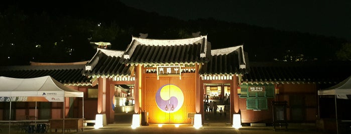 Hwaseong Haenggung Palace is one of Posti che sono piaciuti a 블루씨.