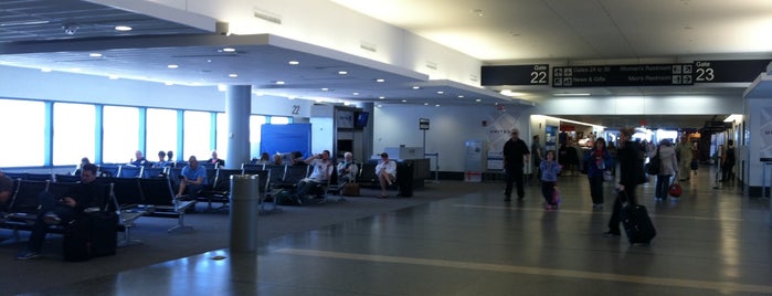 Bradley International Airport (BDL) is one of Posti che sono piaciuti a Lindsaye.
