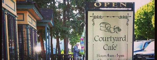 The Courtyard Cafe is one of สถานที่ที่ Erik ถูกใจ.