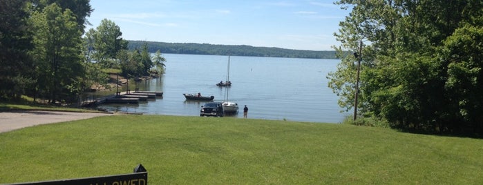 Monroe Lake is one of Lugares favoritos de John.