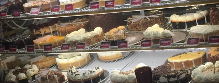 The Cheesecake Factory is one of Locais curtidos por John.