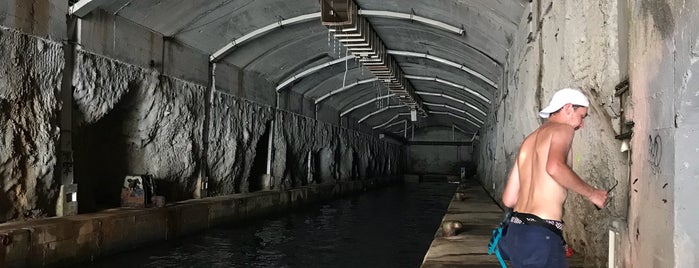Submarines Grotto Pier is one of Tempat yang Disukai Anna.