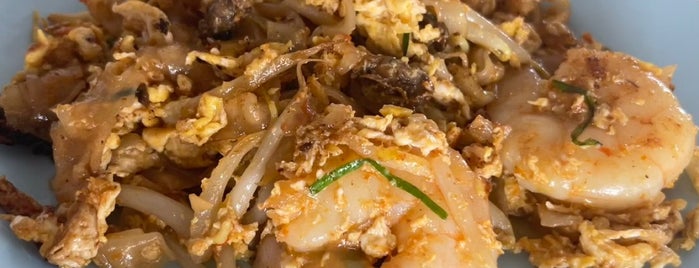 亚龙炒粿条 Ah Leng Char Koay Teow is one of Kuliner Penang.