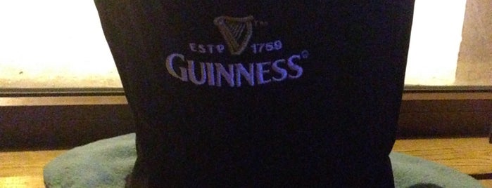 Irish Pub is one of места.