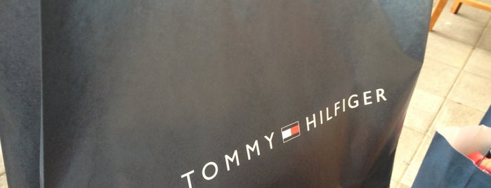 Tommy Hilfiger is one of Tempat yang Disukai Adrián.