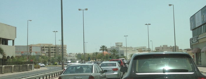 Salmaniya Traffic Lights is one of Road.
