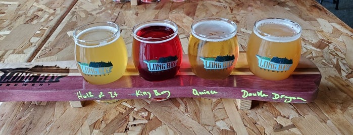 Long Bay Brewery is one of Tempat yang Disukai Rick.