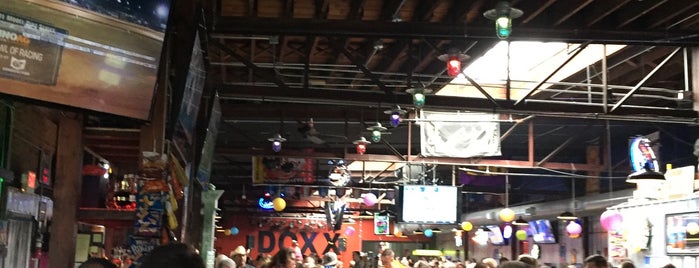 DOXX Warehouse Bar is one of Orte, die A gefallen.