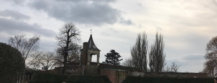 Holland Park is one of สถานที่ที่ Massimo ถูกใจ.