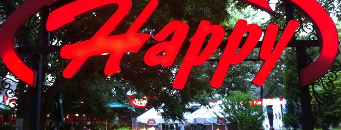 Happy Bar & Grill is one of denemek gerek.