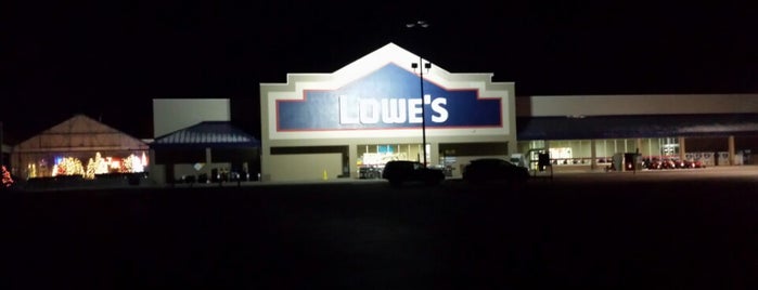 Lowe's is one of Lieux qui ont plu à Kenneth.