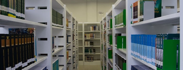 Biblioteca FAEL is one of Casa da Cabocla.