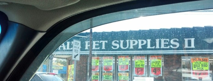 Val's Pet Supplies is one of สถานที่ที่ Dan ถูกใจ.