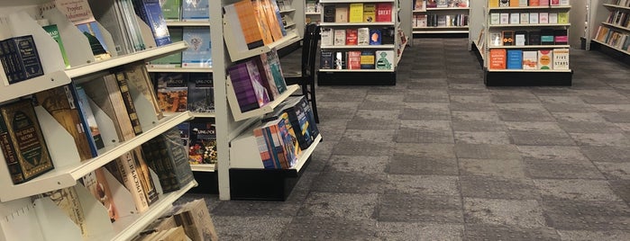 Jarir Bookstore is one of Lugares favoritos de هيفاء ♌️.
