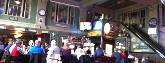 Tucker's Pub is one of Bar Hoppin'.