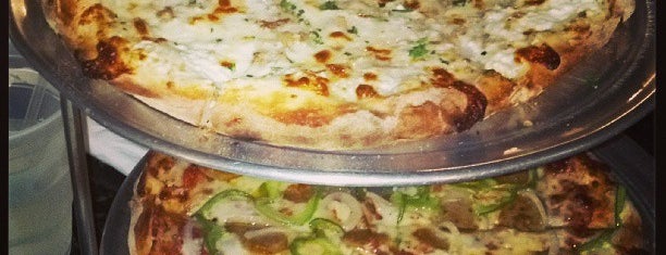 La Pizzeria Pizza is one of Tempat yang Disukai Tommy.