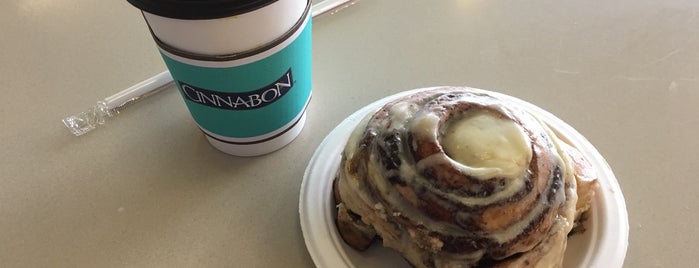 Cinnabon is one of Mis favoritos en Santiago.