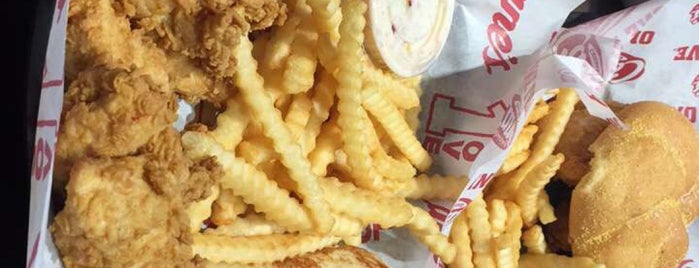 raising cane's is one of Lugares favoritos de Shadi.