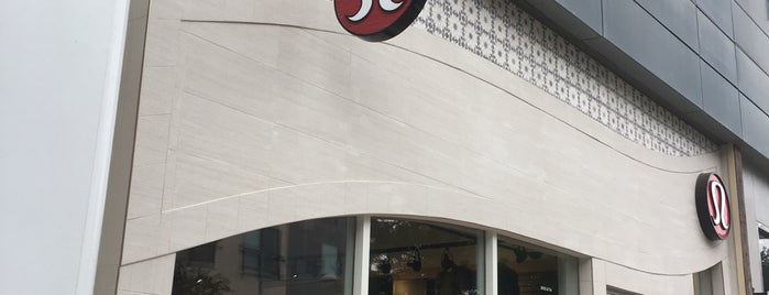lululemon athletica is one of Daveさんのお気に入りスポット.